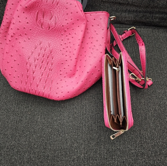 Two piece shoulder bucket bag includes wallet. Faux ostrich leather.  Smoke free - Picture 2 of 6